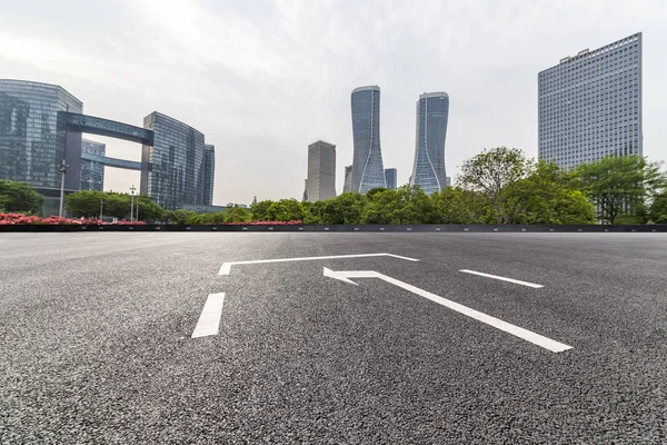 Skyline Panoramique Immeubles Bureaux Modernes Avec Route Vide Plancher Carré — Photo