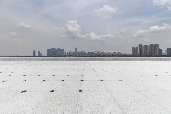 Skyline Panorâmico Modernos Edifícios Escritórios Negócios Com Estrada Vazia Piso — Fotografia de Stock