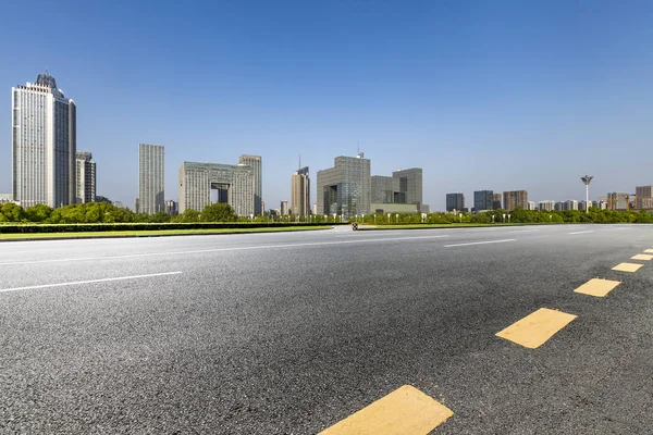 Skyline Panorámico Modernos Edificios Oficinas Negocios Con Camino Vacío Piso — Foto de Stock