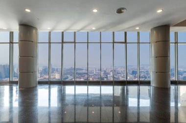 Panoramik manzarası ve binalardan cam pencere