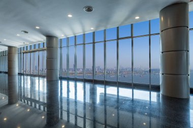 Panoramik manzarası ve binalardan cam pencere