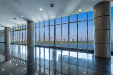 Panoramik manzarası ve binalardan cam pencere