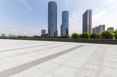 Panoramik siluet ve boş yolu, boş beton zemini olan modern iş binaları.