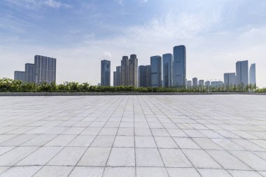 Panoramik siluet ve boş yolu, boş beton zemini olan modern iş binaları.