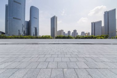 Panoramik siluet ve boş yolu, boş beton zemini olan modern iş binaları.