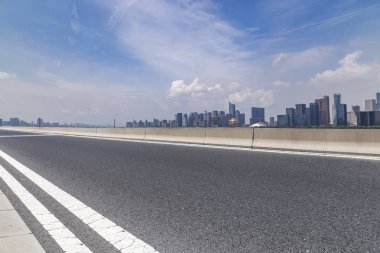 Panoramik siluet ve boş yolu, boş beton zemini olan modern iş binaları.