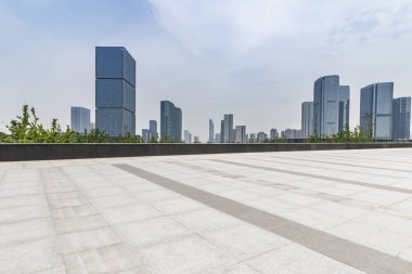 Panoramik siluet ve boş yolu, boş beton zemini olan modern iş binaları.