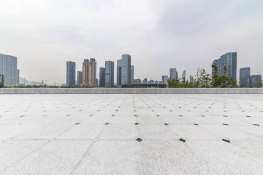 Panoramik siluet ve boş yolu, boş beton zemini olan modern iş binaları.