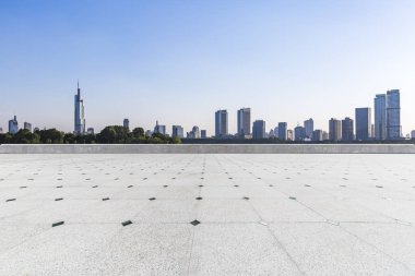 Panoramik siluet ve boş yolu, boş beton zemini olan modern iş binaları.