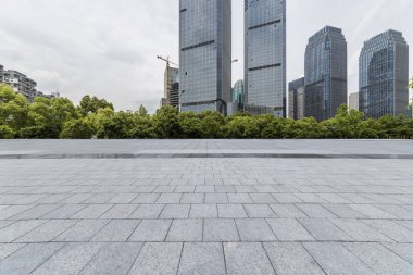 Panoramik siluet ve boş yolu, boş beton zemini olan modern iş binaları.