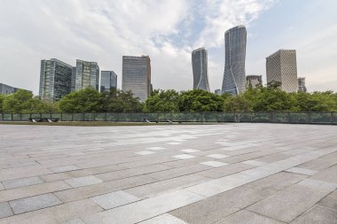 Panoramik siluet ve boş yolu, boş beton zemini olan modern iş binaları.