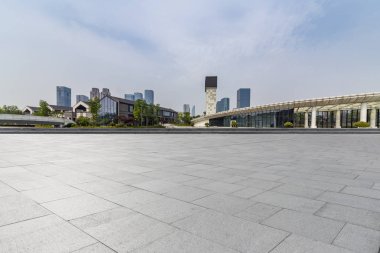 Panoramik siluet ve boş yolu, boş beton zemini olan modern iş binaları.