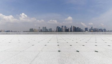 Panoramik siluet ve boş yolu, boş beton zemini olan modern iş binaları.