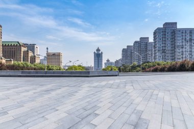 Panoramik siluet ve boş yolu, boş beton zemini olan modern iş binaları.