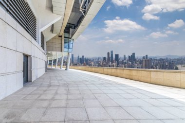Panoramik siluet ve boş yolu, boş beton zemini olan modern iş binaları.