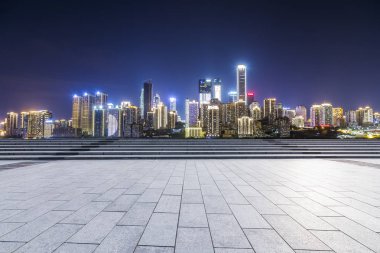 Panoramik siluet ve boş yolu, boş beton zemini olan modern iş binaları.