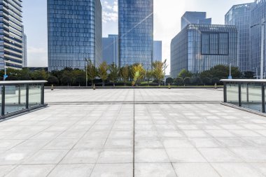 Panoramik siluet ve boş yolu, boş beton zemini olan modern iş binaları.
