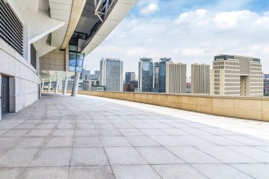 Panoramik siluet ve boş yolu, boş beton zemini olan modern iş binaları.