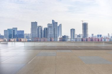 Panoramik siluet ve boş yolu, boş beton zemini olan modern iş binaları.
