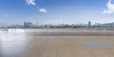 Panoramik siluet ve boş yolu, boş beton zemini olan modern iş binaları.