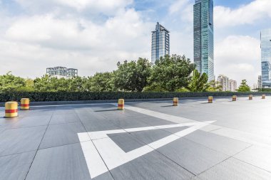 Panoramik siluet ve boş yolu, boş beton zemini olan modern iş binaları.