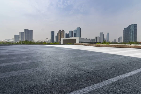 Skyline Panorâmico Modernos Edifícios Escritórios Negócios Com Estrada Vazia Piso — Fotografia de Stock