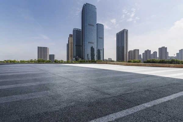 Skyline Panorámico Modernos Edificios Oficinas Negocios Con Camino Vacío Piso — Foto de Stock