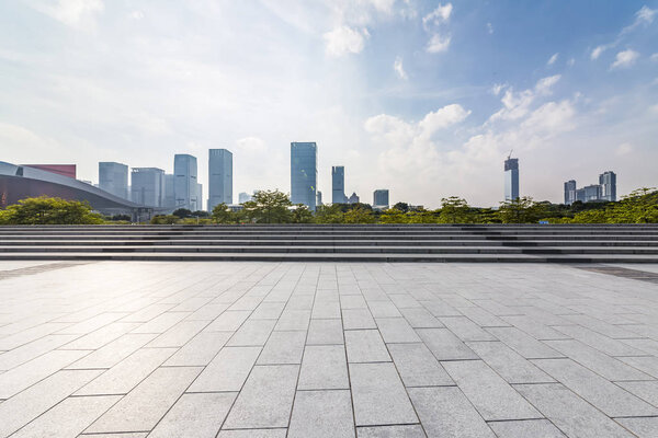 Панорамные горизонты и современные офисные здания с пустой дорогой, пустой бетонный этаж