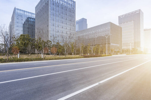 Панорамные горизонты и современные офисные здания с пустой дорогой, пустой бетонный этаж