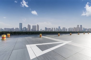 Panoramik siluet ve boş yolu, boş beton zemini olan modern iş binaları.