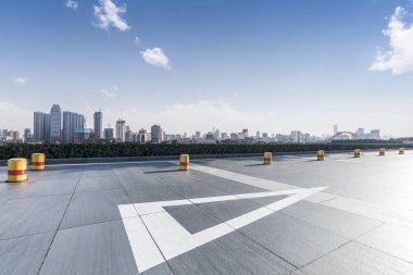 Panoramik siluet ve boş yolu, boş beton zemini olan modern iş binaları.