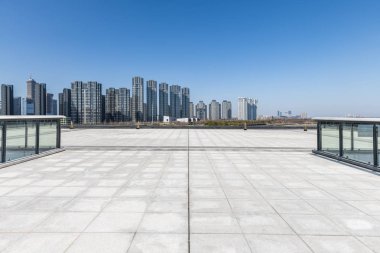 Panoramik siluet ve boş yolu, boş beton zemini olan modern iş binaları.