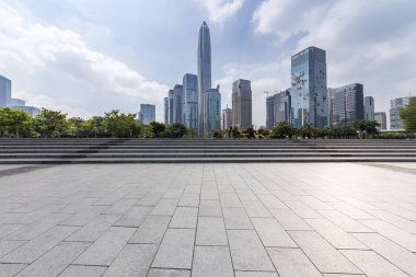 Panoramik siluet ve boş yolu, boş beton zemini olan modern iş binaları.