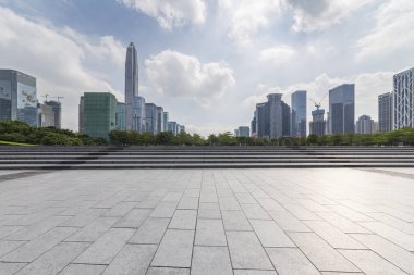 Panoramik siluet ve boş yolu, boş beton zemini olan modern iş binaları.
