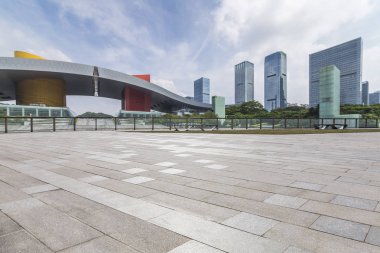 Panoramik siluet ve boş yolu, boş beton zemini olan modern iş binaları.