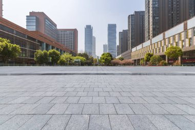 Panoramik siluet ve boş yolu, boş beton zemini olan modern iş binaları.