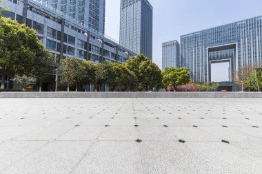Panoramik siluet ve boş yolu, boş beton zemini olan modern iş binaları.
