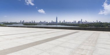 Panoramik siluet ve boş yolu, boş beton zemini olan modern iş binaları.