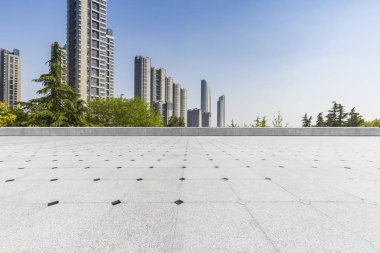 Panoramik siluet ve boş yolu, boş beton zemini olan modern iş binaları.