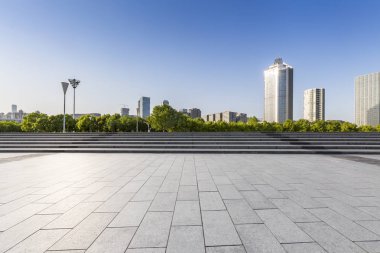 Panoramik siluet ve boş yolu, boş beton zemini olan modern iş binaları.