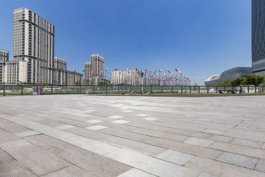 Panoramik siluet ve boş yolu, boş beton zemini olan modern iş binaları.