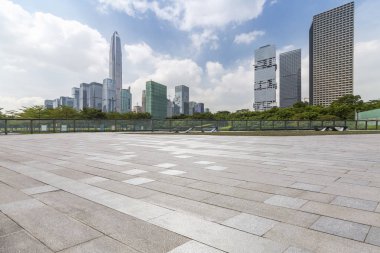 Panoramik siluet ve boş yolu, boş beton zemini olan modern iş binaları.