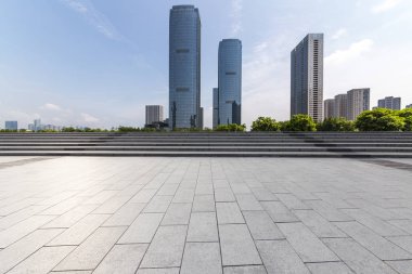 Panoramik siluet ve boş yolu, boş beton zemini olan modern iş binaları.