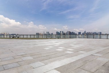 Panoramik siluet ve boş yolu, boş beton zemini olan modern iş binaları.