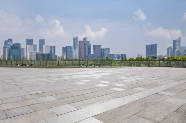 Panoramik siluet ve boş yolu, boş beton zemini olan modern iş binaları.