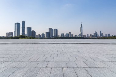 Panoramik siluet ve boş yolu, boş beton zemini olan modern iş binaları.