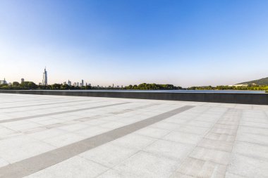 Panoramik siluet ve boş yolu, boş beton zemini olan modern iş binaları.