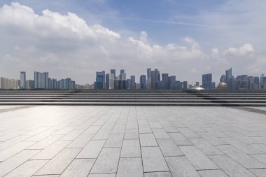 Panoramik siluet ve boş yolu, boş beton zemini olan modern iş binaları.