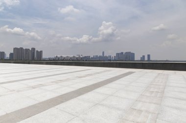 Panoramik siluet ve boş yolu, boş beton zemini olan modern iş binaları.