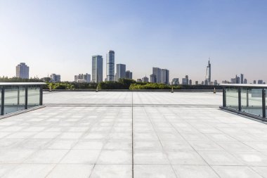 Panoramik siluet ve boş yolu, boş beton zemini olan modern iş binaları.